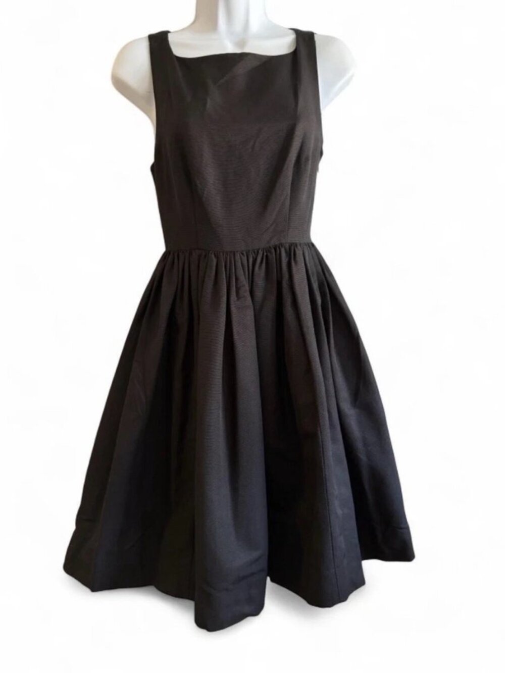 Classic gathered waist patterned trim along the lower hem dress size 10